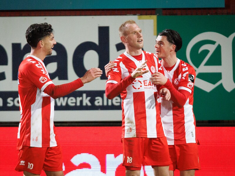 “Hij gaat zowel op als naast het veld een meerwaarde zijn”: Jonckheere en Hens kijken na ruime zege van KV Kortrijk uit naar komst Pupe