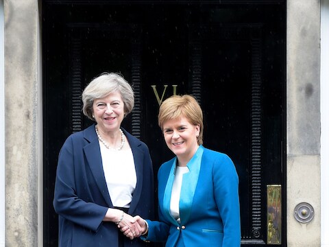 De Britse premier Theresa May (links) en de Schotse eerste minister Nicola Sturgeon (rechts) voor de aanvang van de gesprekken.