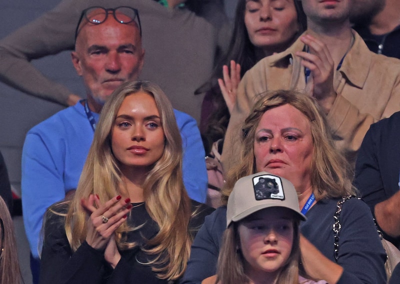 Laila Hasanovic links van Siglinde, de moeder van Jannik Sinner.