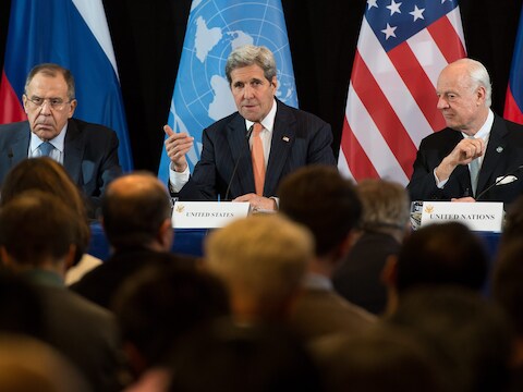 De Russische minister van Buitenlandse Zaken Sergei Lavrov, de Amerikaanse minister van Buitenlandse Zaken John Kerry en de VN-gezant voor Syrië Staffan de Mistura.
