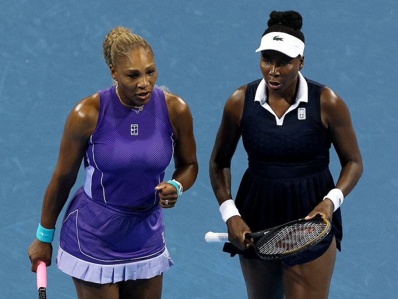 “Doen dit al zo lang samen, het is net als fietsen”: Serena en Venus Williams verliezen in langverwachte comeback na pauze van meer dan vier jaar