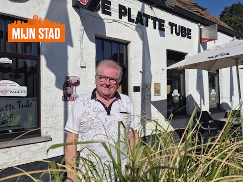 Marnix Desal aan zijn café De Platte Tube in Roeselare.