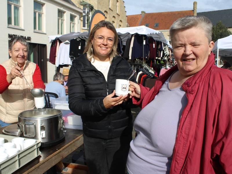 Lethysia van WZC Zilvervogel in Reninge biedt Ria uit Alveringem een tas verse soep aan. "Ik weet niet wie deze soep gemaakt heeft, maar het is de beste soep die ik ooit heb geproefd", glimlacht Ria.