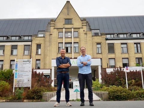MFC De Bevertjes krijgt extra thuisbasis in Sijsele. Op de foto: Luc Verhulst van Sanapolis en Pieter De Winne, algemeen directeur van Impact.