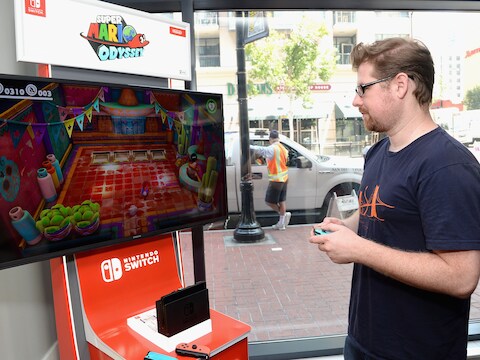 Acteur Justin Roiland van de animatieserie 'Rick And Morty' speelt op de Nintendo Switch tijdens Comic-Con San Diego.