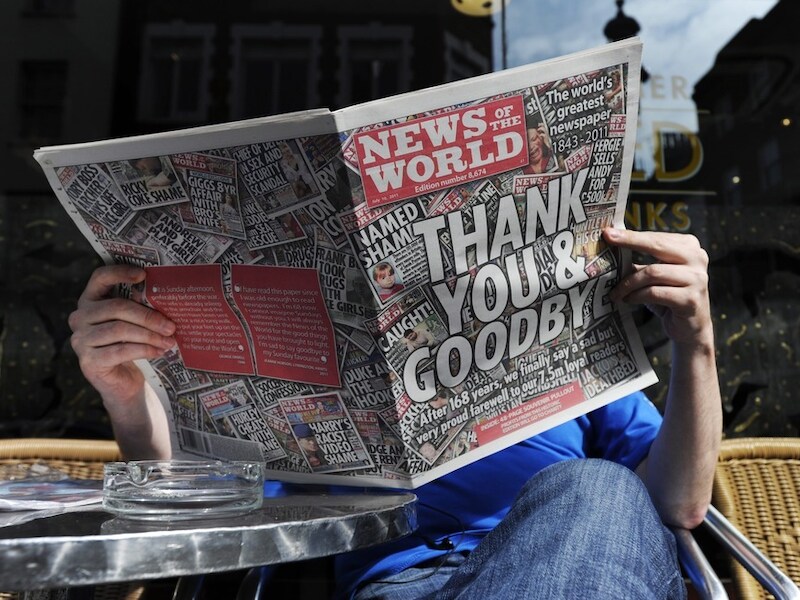 Het laatste nummer van de tabloid News of the World.;