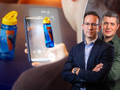 Retailexpert Pierre-Alexandre Billiet en techexpert Kenneth Dée onderzoeken de lens van Amazon en Bol. 