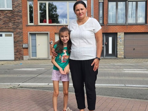 Emma-Maria (10) zit elke dag tot vijf uur op schoolbus om 12 kilometer te overbruggen: “Ze moet net méér bewegen door haar aandoening”