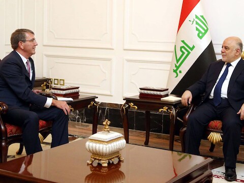De Amerikaanse buitenlandminister Ashton Carter (l) had vandaag een ontmoeting met de Iraakse eerste minister Haider al-Abadi (r) in Bagdad, Irak.