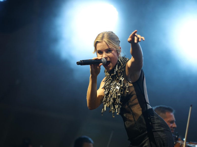 Pommelien Thijs opnieuw dé verrassing van Pukkelpop: zangeres special guest bij weergaloos The Atomic Orchestra