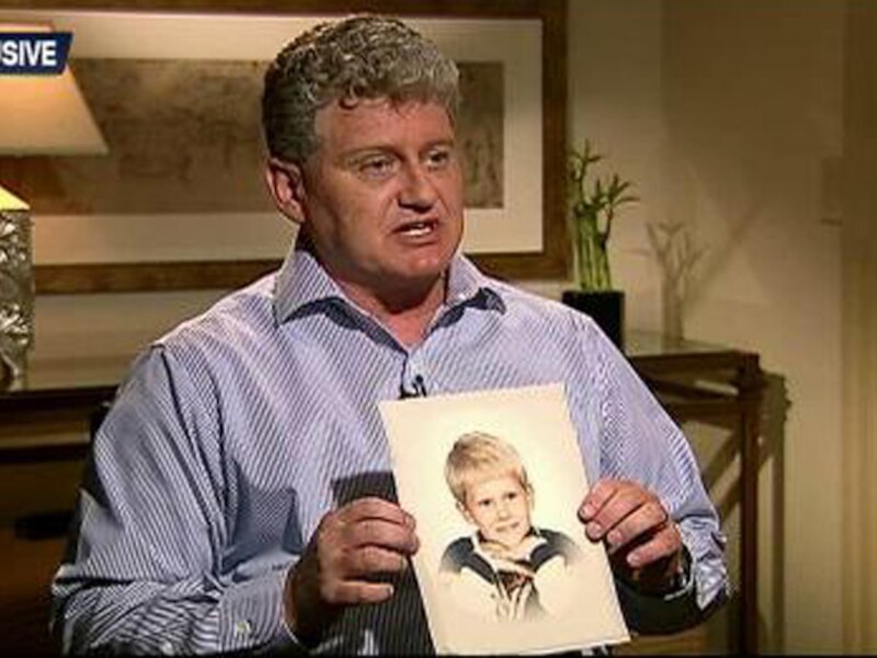 Lon Snowden houdt een afbeelding van zijn zoon omhoog.
