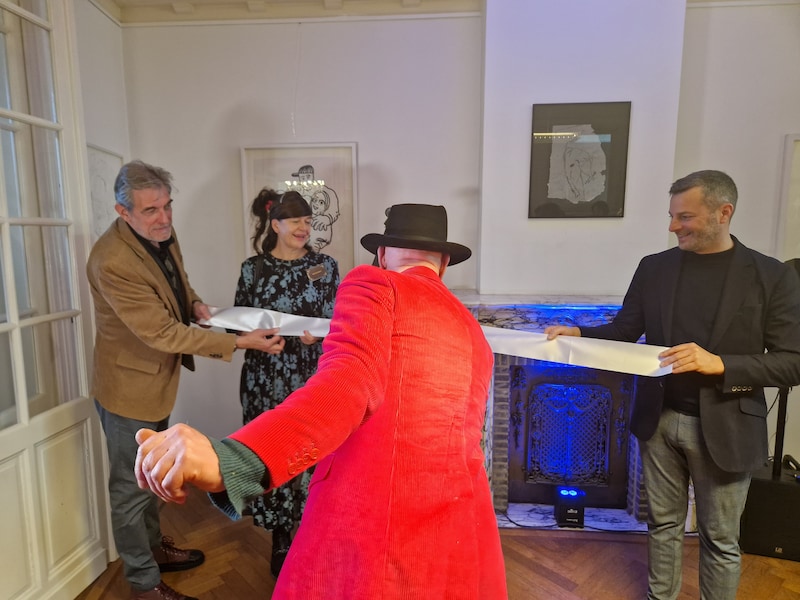 Kunstenaar Herr Seele mocht Where Art Meets Sound plechtig openen met een lintje-knipmoment met burgemeester Ignace Michaux en curatoren Rob Vanoudenhoven en Hilde Van Canneyt.