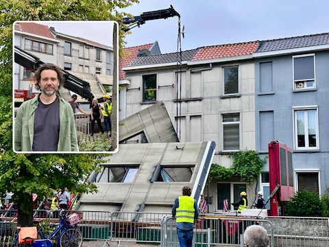 De valse gevel wordt voor het huis op het Fonteineplein in de Brugse Poort in Gent geplaatst. Inzet: Kunstenaar Thomas Verstraeten