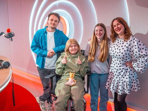 Femke en zus Janne bezochten Maarten en Dorothee in de Qmusic-studio.