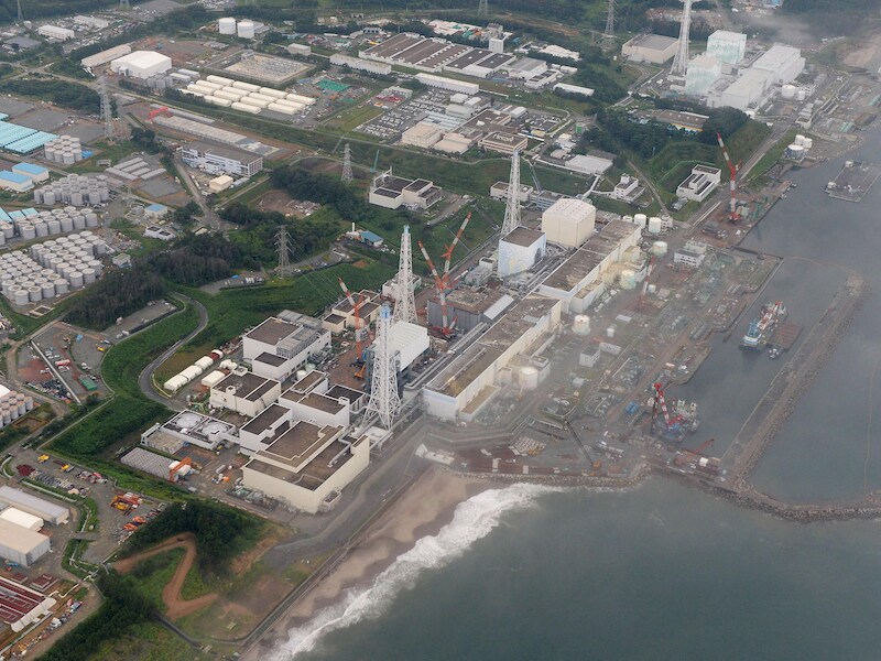 De kerncentrale van Fukushima aan de kust.