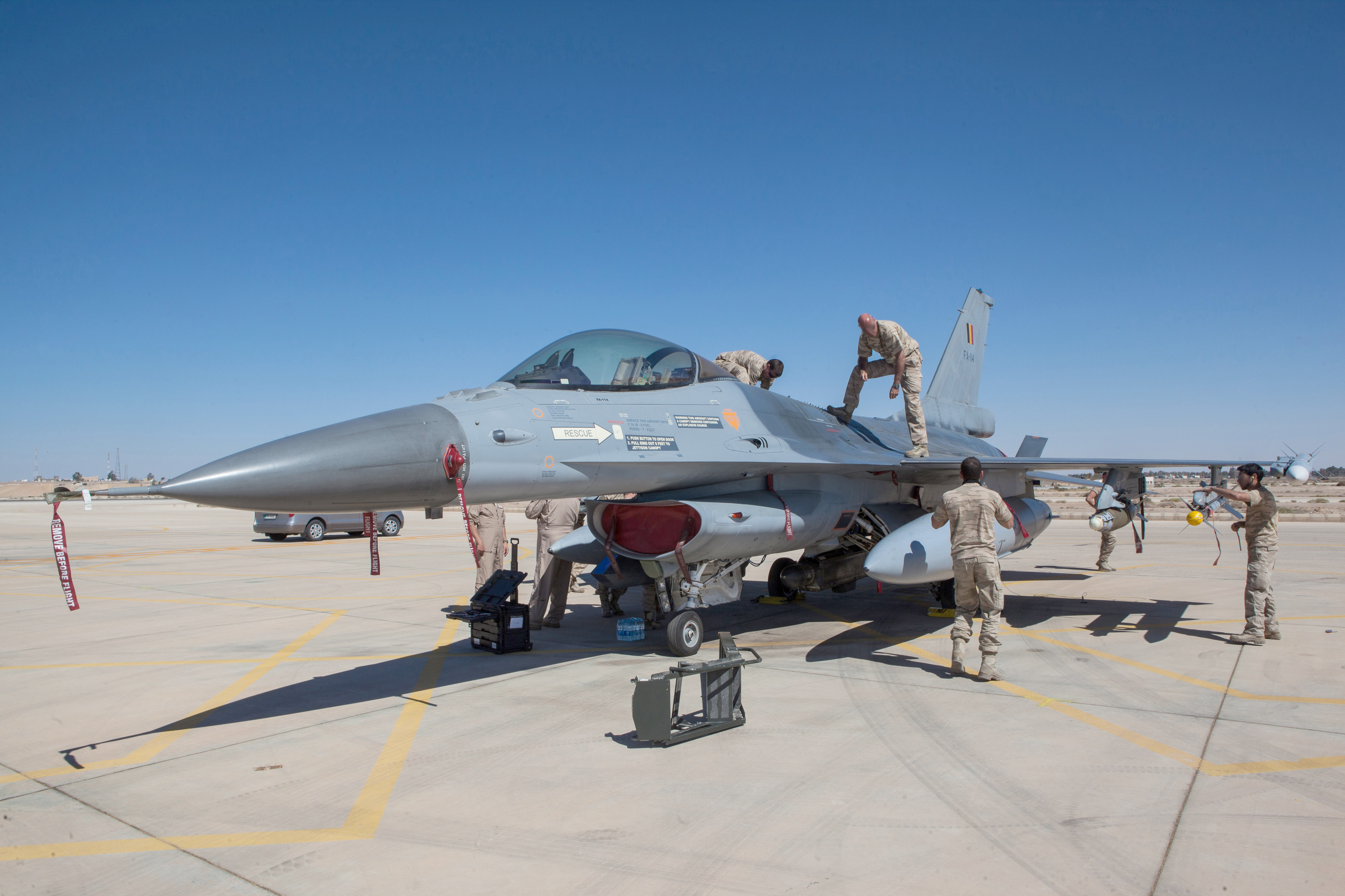 Een Belgische F-16 op een militaire basis in Jordanië.
