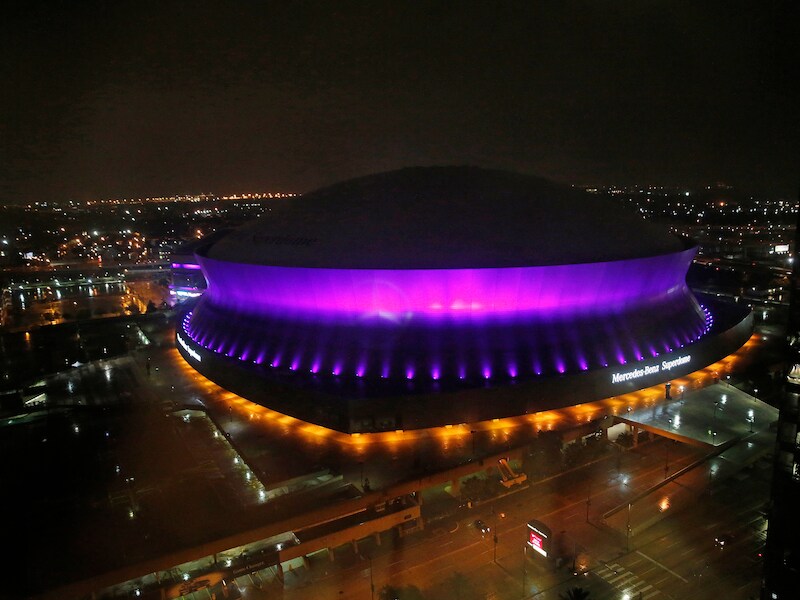 De Superdome in New Orleans werd voor de gelegenheid paars verlicht.