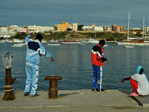 Overlevende migranten van de scheepsramp vorige week op Lampedusa.