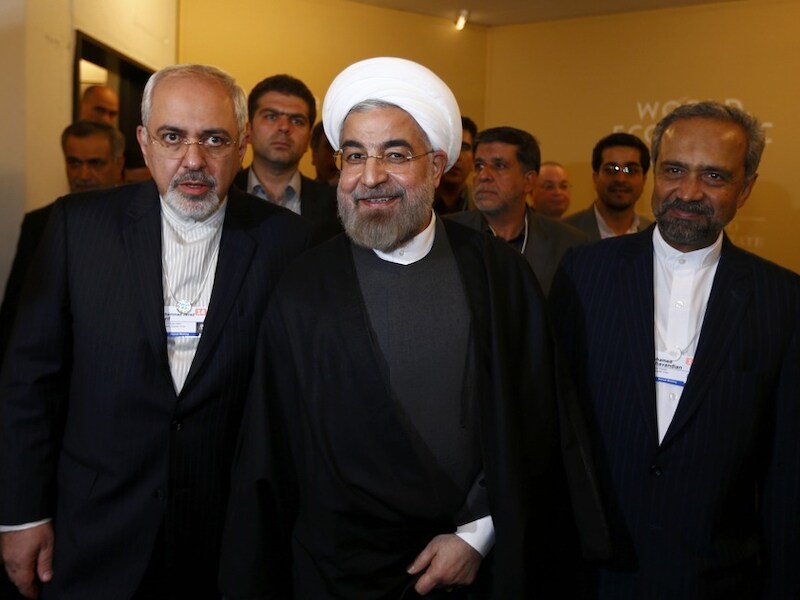 De Iraanse president Hassan Rouhani (midden) en minister van Buitenlandse Zaken Mohammad Javad Zarif (links).