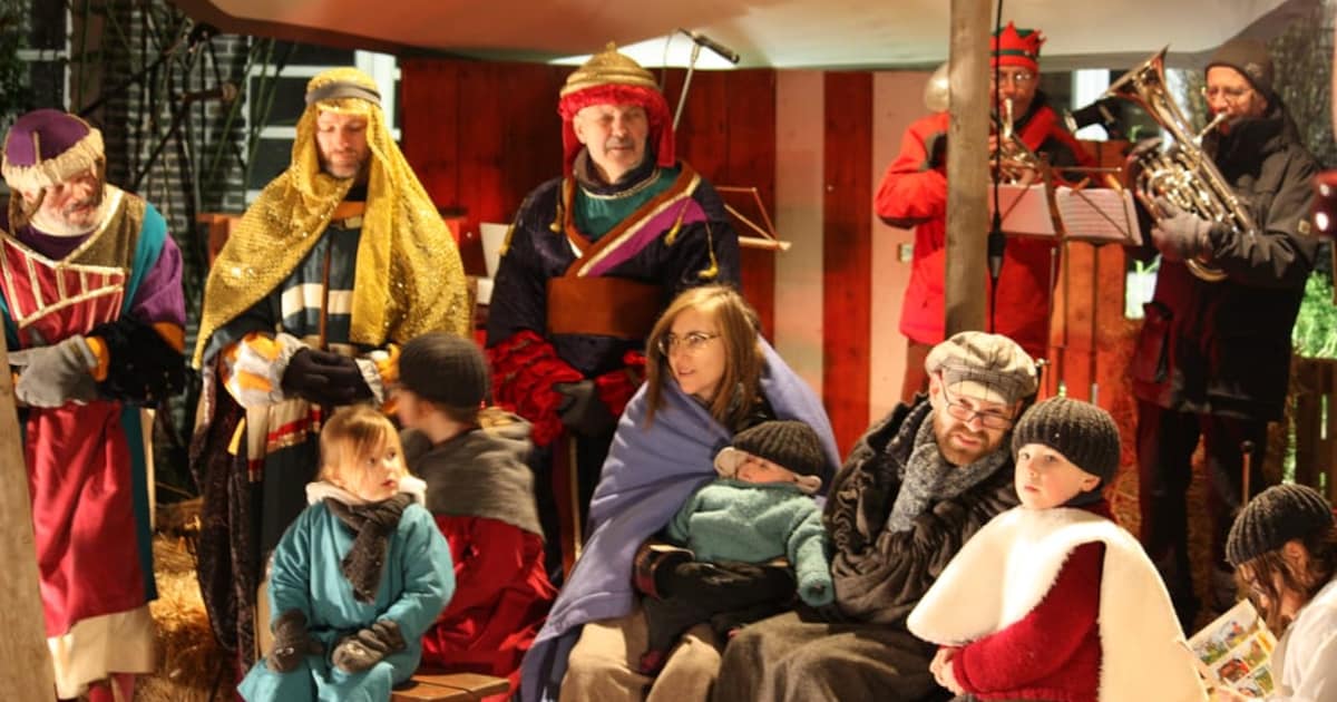 Levende kerststal houdt inzameling voor mensen in armoede: “Kerstmis draait om warmte delen”