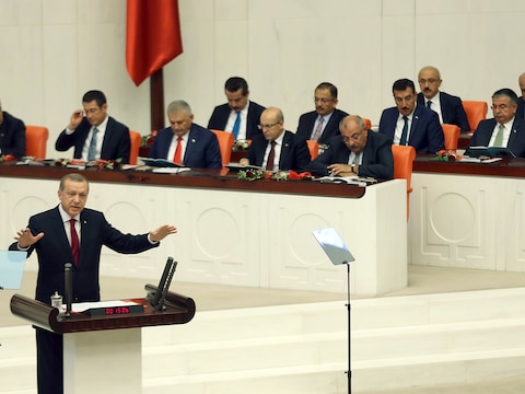 De Turkse president Erdogan in het parlement.