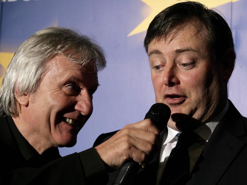 Nest Adriaensen (De Strangers) neemt Bart De Wever vocaal op sleeptouw.