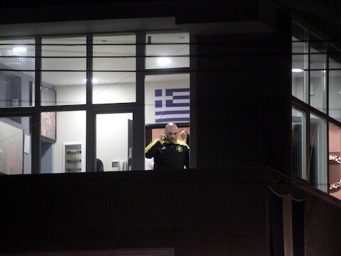 Parlementslid Giorgos Germenis van Gouden Dageraad telefoneert vanuit het lokaal waar de schietpartij gebeurde.