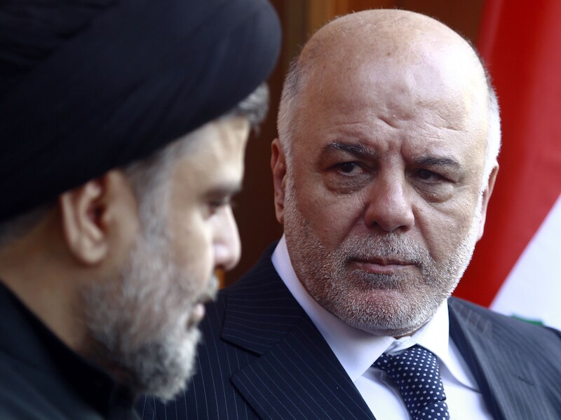 Haider al-Abadi (rechts)met de radicale Moqtada al-Sadr