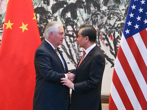 De Chinese Buitenlandminister Wang Xi en zijn Amerikaanse collega Rex Tillerson in Peking in maart.