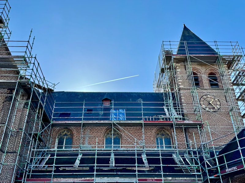 Het houtwerk in het dak van de Zoerselse kerk verkeert in slechte staat, waarnaar verder onderzoek nodig is 