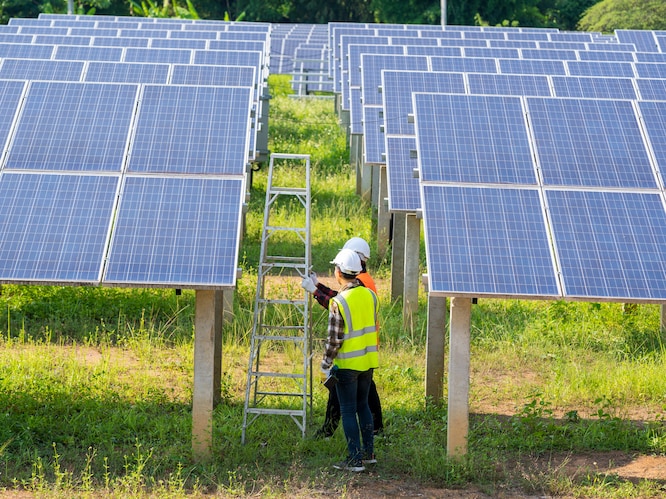 Geheime ‘kill switches’ ontdekt in omvormers van zonnepanelen: hoe China onze stroomvoorziening zou kunnen saboteren