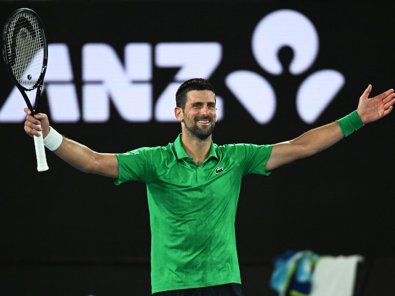 Een oude vos verleert zijn streken niet: Djokovic wint vijfsetter van Sinner en stoot door naar finale Australian Open