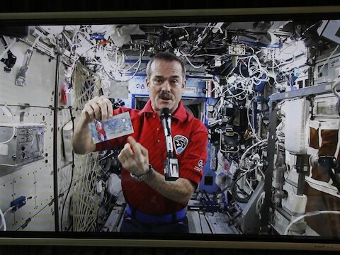 ISS-commandant Chris Hadfield. Hij mocht vorige week het nieuwe Canadese briefje van 5 dollar presenteren.