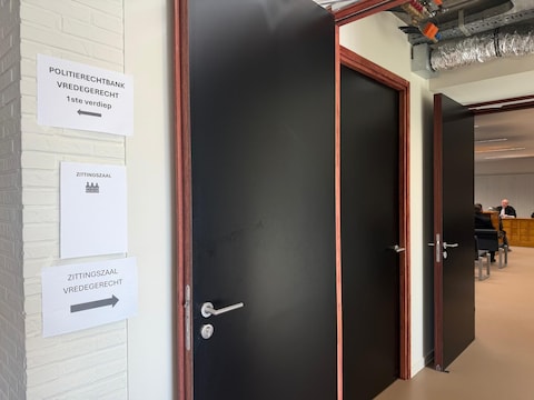 De zittingszaal van de politierechtbank van Halle. 
