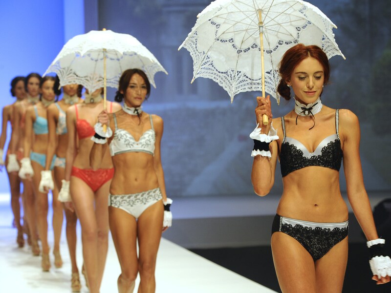 Push-ups op het Salon de la Lingerie.