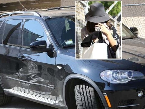 De BMW liep schade op aan de zijkant. Selena Gomez (inzet) hoopte dat niemand haar zou zien.