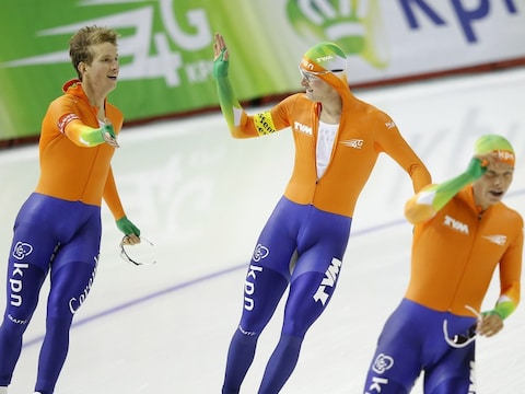 Sven Kramer en co vieren hun wereldrecord.