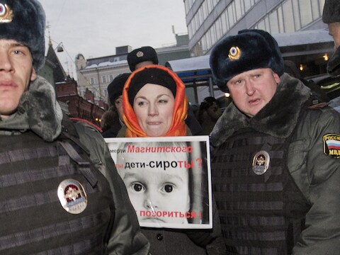 De politie pakte vandaag mensen op die in Moskou protesteerden tegen de nieuwe wet.