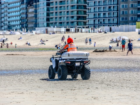 Beeld ter illustratie: een politiequad op het strand van Knokke.