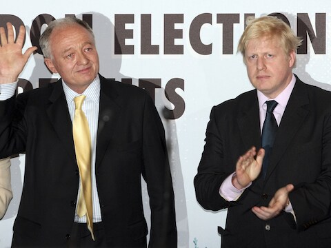 Livingstone (links) wuift de inwoners van Londen uit na zijn verkiezingsnederlaag in mei 2008 tegen Boris Johnson (rechts).