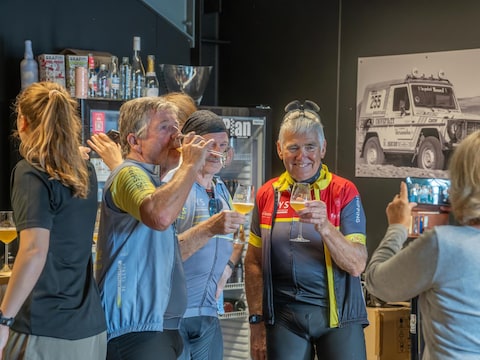 All Ine Workouts hield een social run, walk en ride die eindigde bij brouwerij-wijnhuis LePlan-Vermeersch, waar de deelnemers genoten van een lokaal biertje 