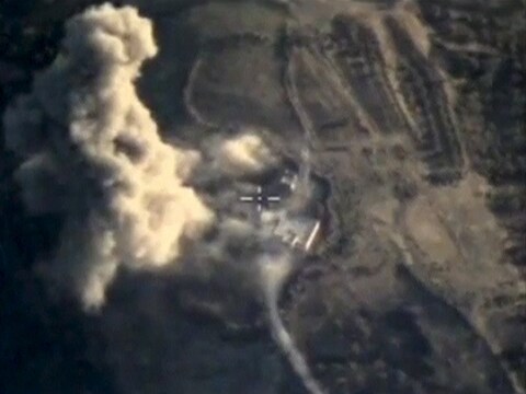 Inslagen na enkele aanvallen van Russische gevechtsvliegtuigen op vermeende trainingskampen van IS in Syrië.