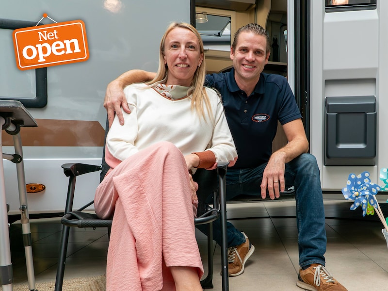 Pieter-Jan en Cindy voor een van de campers in hun nieuwe toonzaal.