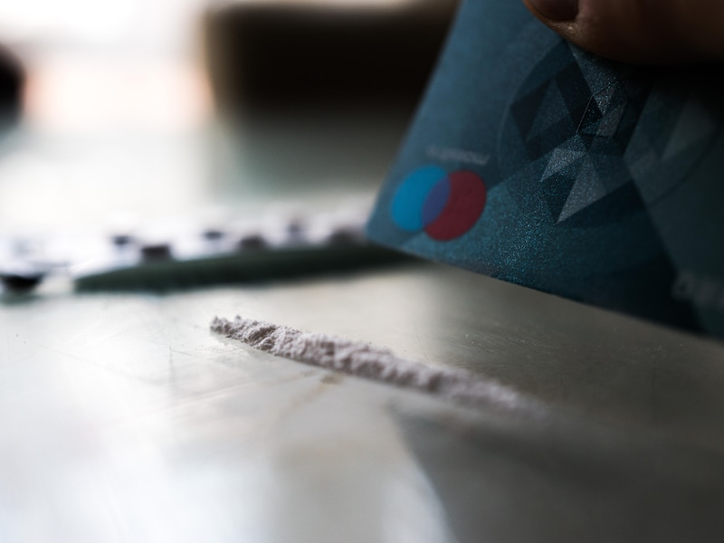 Een man reed onder invloed van cocaïne en alcohol in Oosterzele.