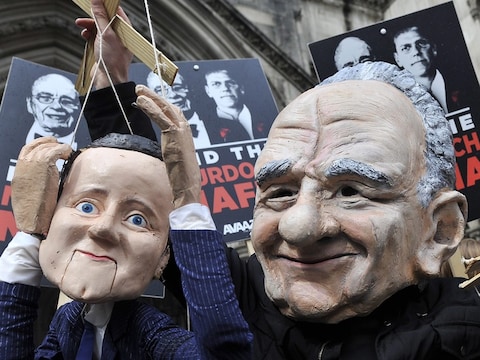 Poppen van David Cameron en Rupert Murdoch.