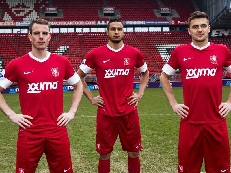 Chadli (centraal) bij de voorstelling van de nieuwe shirtsponsor.
