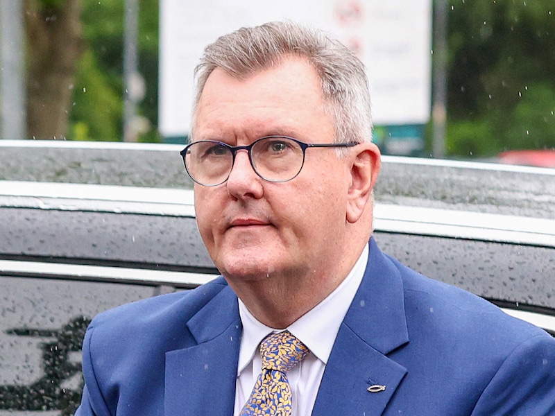 Archiefbeeld. Jeffrey Donaldson, de Noord-Ierse oud-politicus bij de rechtbank in Newry in Noord-Ierland. (19/06/26)