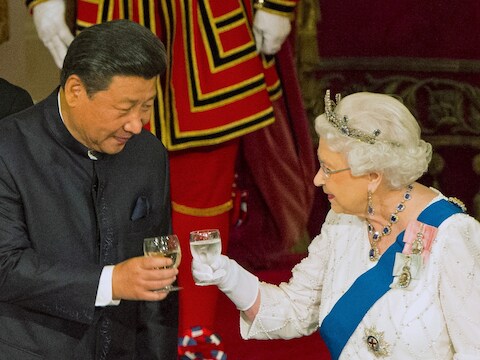 Elizabeth klinkt met de Chinese President Xi Jinping.