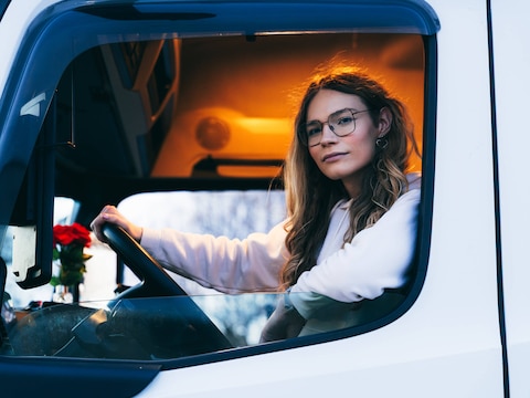 Chloé in haar vrachtwagen: “Ik ben veel alleen, maar dat trok me net aan tot deze job.”