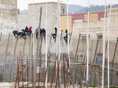 Gisteren waren er zeker 35 mensen in geslaagd om vanuit Marokko de grensomheining over te klauteren en in de EU te geraken.
